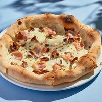 Пицца карбонара с лисичками в Итальянское бистро Figata