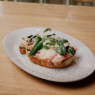 Стамбульский тост с королевской ветчиной в Садж по цене 740 ₽