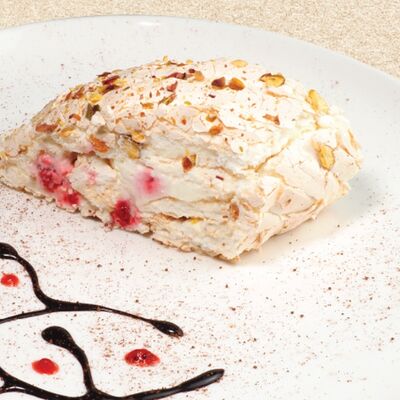 Меренговый рулет с малиной и фисташкой в Тальятелло по цене 470 ₽