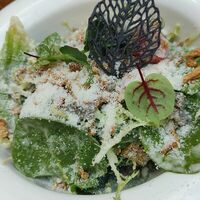 Салат из шпината с сердцем индейки и перепелиным яйцом в Премьера