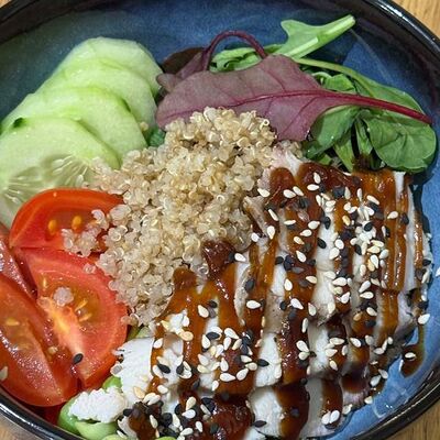 Боул с курицей терияки и киноа в Kraffin Bakery по цене 647 ₽