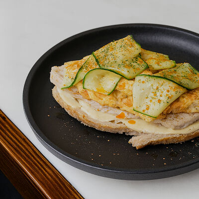Куриное филе с маринованным цукини и скремблом на тартине в Pizzeria by Cheeseria по цене 470 ₽