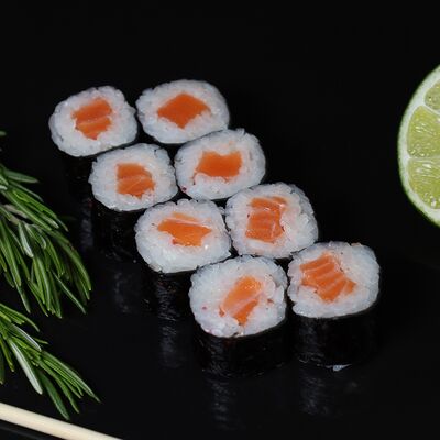 Ролл Классический с лососем в Sushi Box по цене 270 ₽