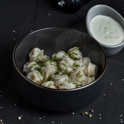 Пельмени отварные с укропом и чесночным соусом в Пивная дичь по цене 450 ₽