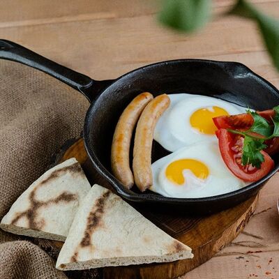 Завтрак с куриными колбасками и глазуньей в Дача по цене 407 ₽