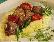 Говяжьи щечки с нежным пюре в Тики Вики по цене 650 ₽