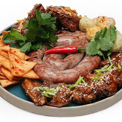 Пивная тарелка закусок на компанию в Chillis Bar по цене 1690 ₽