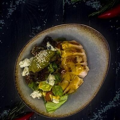 Салат с цыпленком, горгонзолой и гуакомоле в Малевичи по цене 760 ₽