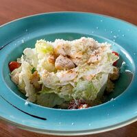 Салат Цезарь с курицей в Триумф