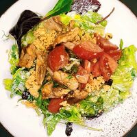 Салат с курицей гриль и кускусомв Cafe+Vibe