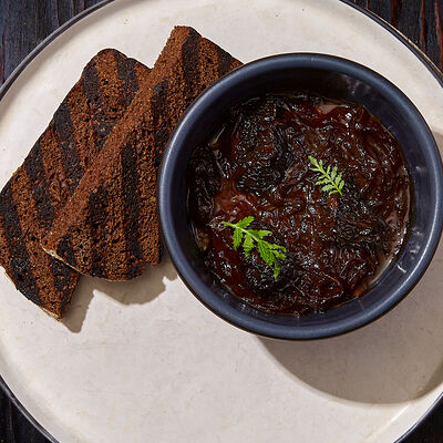 Тушёнка из говядины с костным мозгом, луковым мармеладом и сморчками в Банщики по цене 890 ₽