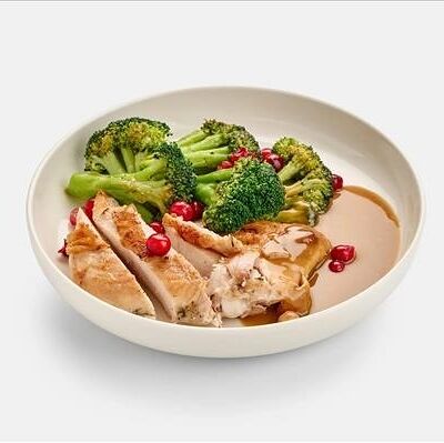 Куриная грудка с брокколи и яблочным деми в Маргаретти по цене 1185 ₽