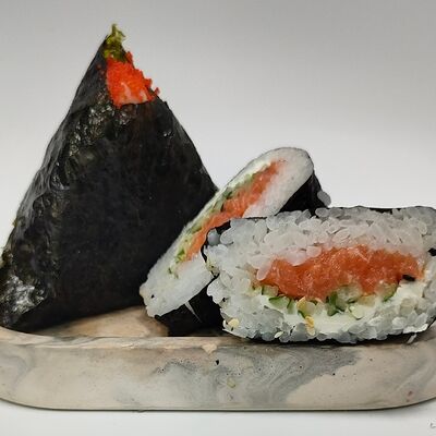 Онигири с тунцом в АмиРолл по цене 270 ₽