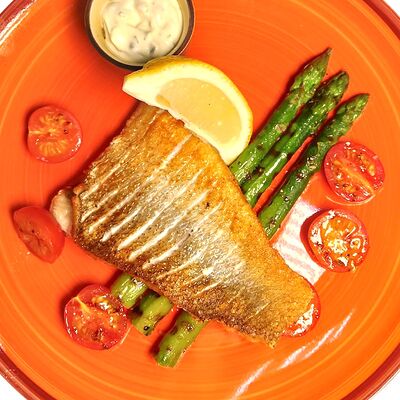 Филе судака со спаржей и соусом с каперсами в Tempo Della Pizza по цене 600 ₽