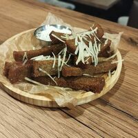 Гренки с чесноком, сыром и соусом в LaBeerint Craft Shop&Pub