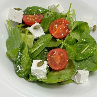 Салат с томатами, рассольным сыром и шпинатом в Friday по цене 560 ₽