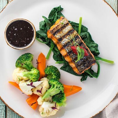 Сёмга со шпинатом и овощным гарниром в Кавказ по цене 910