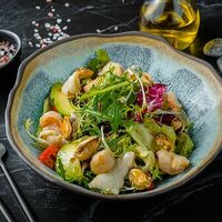 Салат с морепродуктами в Макадамия