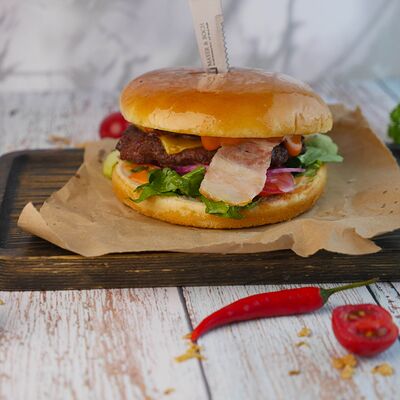 Бургер с рваной свининой в Гастробар Крапива по цене 550 ₽