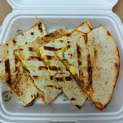 Кесадилья с курицей и грибами в BRO BAR по цене 520 ₽