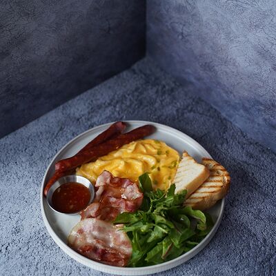 Завтрак с колбасками и беконом в Кофетоп по цене 780 ₽