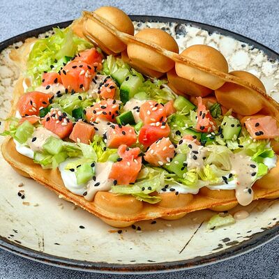 Баблс-вафля с маринованным лососем и апельсином в In Joy по цене 590 ₽