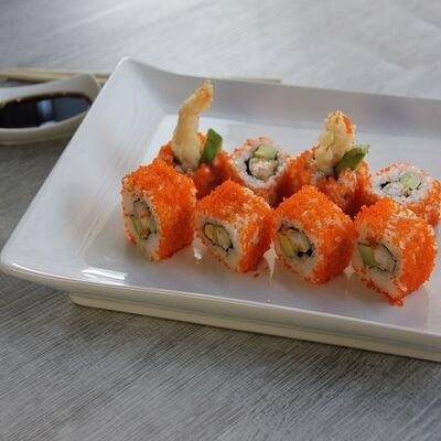 Калифорния с креветкой темпура в Pomidoroff по цене 469 ₽