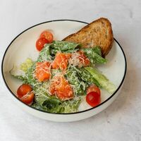 Цезарь с лососем и пармезаном в Gagarin Coffee & Kitchen