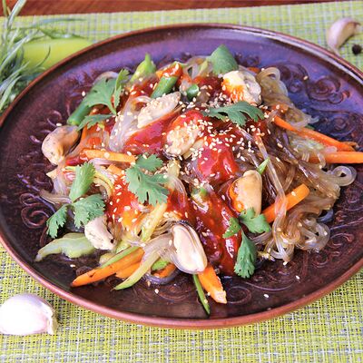 Харусаме с мидиями в остром китайском соусе в АрисА - лавка азиатской еды по цене 520 ₽