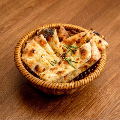 Фокачча с чесноком и пармезаном в Il Pizzaiolo по цене 280 ₽