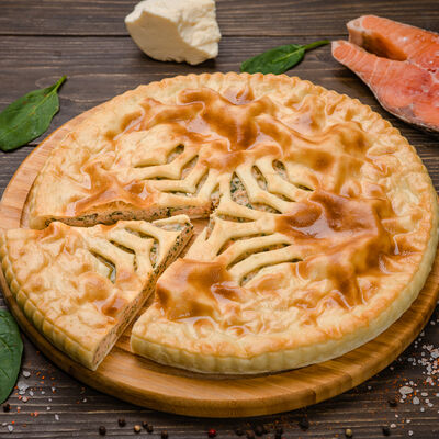 Пирог с семгой, сыром и шпинатом в Осетинские пироги Вкусно Пироги по цене 659