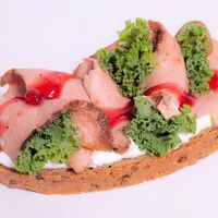 Брускетта с утиной грудкой в I-Chef био-бистро