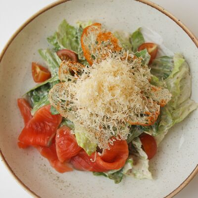 Цезарь с форелью в Блиныпицца по цене 660 ₽