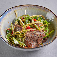 Салат с пряной говядиной и ягодами годжи в Шикари