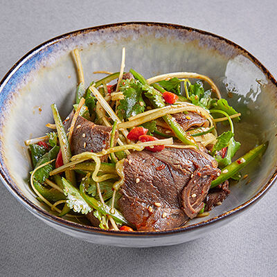 Салат с пряной говядиной и ягодами годжи в Шикари по цене 620