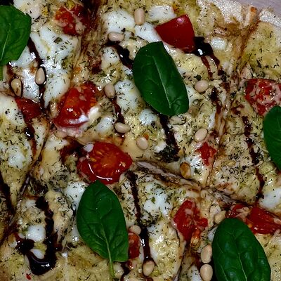 Пицца Цыпленок-песто в Мрамор кофе по цене 950 ₽