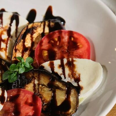 С томатами и моцареллой в Сыроварня по цене 650 ₽