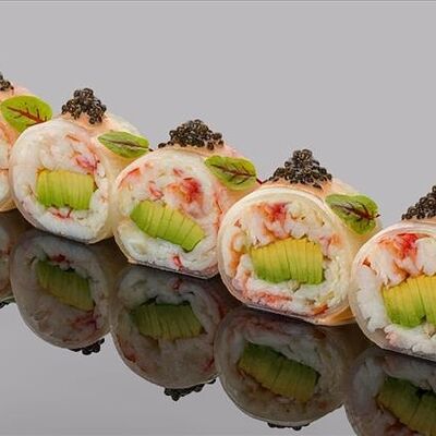 Ролл сашими из камчатского краба с черной икрой и авокадо в остром соусе в Bluefin по цене 5210 ₽