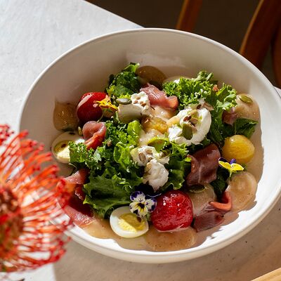 Салат с сырокопченой уткой, сыром лабне, маринованными томатами и медово-ореховой заправкой в MAYAR по цене 975 ₽
