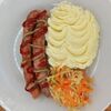 Колбаски из свинины с картофельным пюре и салатом (капуста, морковь) в Домашний обед по цене 350