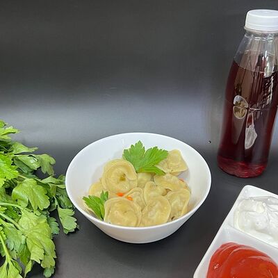 Пельмени с говядиной, соус на выбор и морс в Пельмени тут по цене 589 ₽