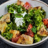 Салат с хрустящими баклажанами и сыром страчателла в Dimcoffee