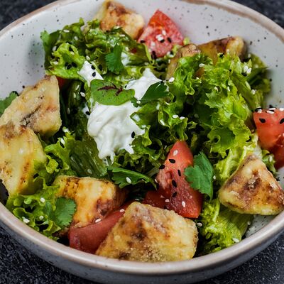 Салат с хрустящими баклажанами и сыром страчателла в Dimcoffee по цене 570 ₽