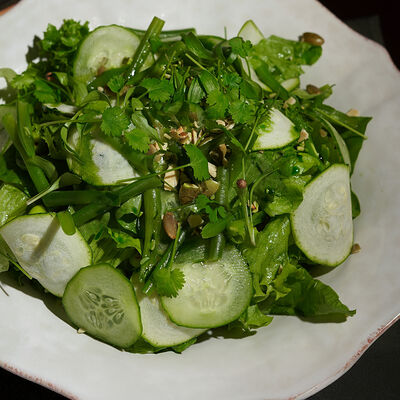 Зелёный салат с соусом огуречный винегрет в Yale по цене 840 ₽