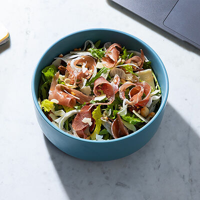 Салат с пармской ветчиной, финиками и сыром пармезан в Yami Yami по цене 885 ₽