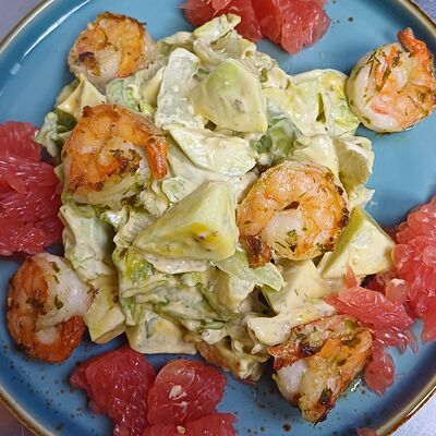 Салат с авокадо, грейпфрутом и креветками в Осетринка по цене 500 ₽