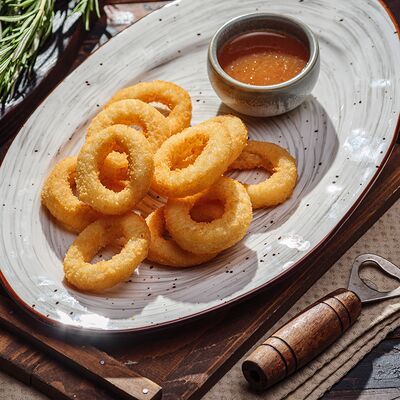 Луковые кольца во фритюре с соусом в Пельмения по цене 448 ₽