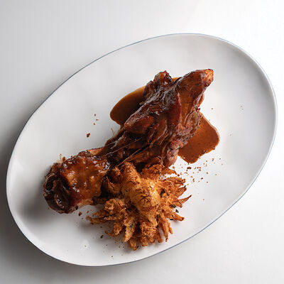 Рулька из телятины с луково-перечным соусом в Бибирево по цене 2400 ₽