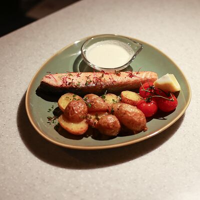 Стейк из семги с картофелем в МЕГРЕЛИ по цене 1680 ₽