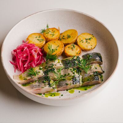 Сельдь пряного посола с молодым печеным картофелем и луком в Круча по цене 800 ₽